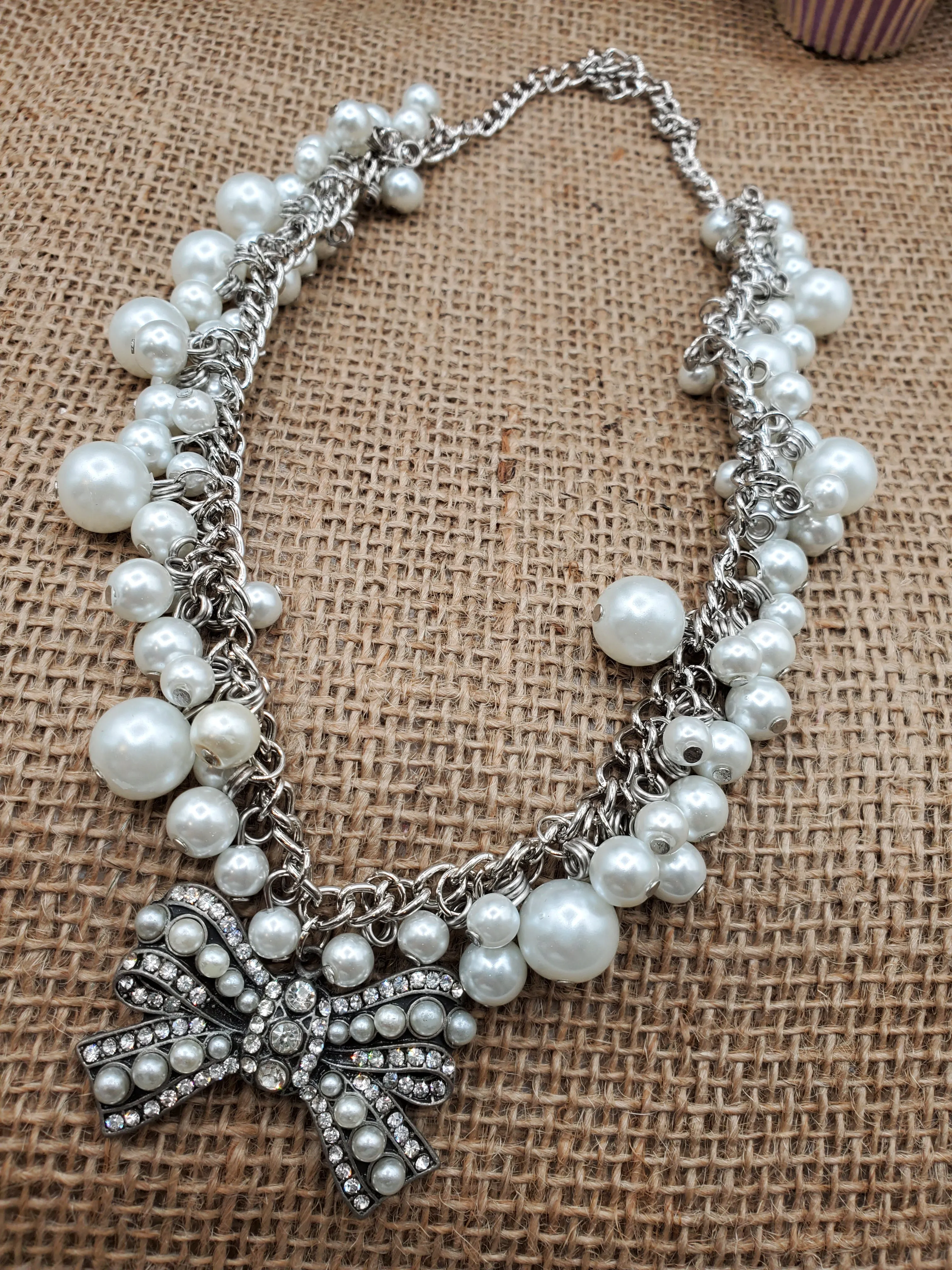 Bow pearl necklace