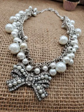 Bow pearl necklace