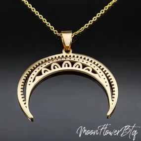 Vintage Cutout Crescent Moon Pendant Necklace